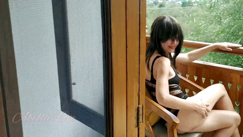 Abella Love: Mein stiefbrud beobachtet, wie ich auf dem balkon maniküre ohne...