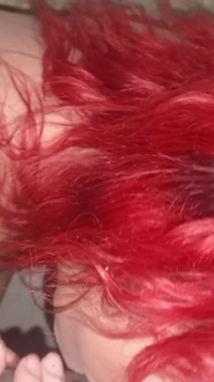 Ladyboy69: Em primeiro plano - boquete de uma linda mulher trans de 20...