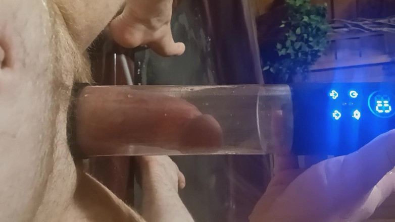 Timtom: Mit einer automatischen Wasser-Penispumpe für meinen kleinen Penis zum ersten...