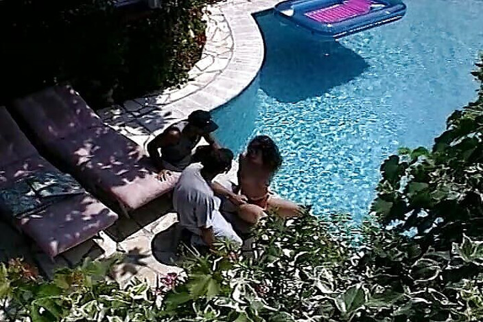 Videos Francaises: Bedövning franska brudar njuter av fuckfest vid poolen
