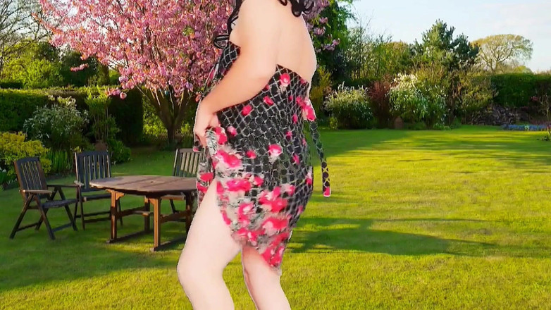 Kitty_Cross: 膝丈の靴下とスカートで踊る素敵なフェムボーイ