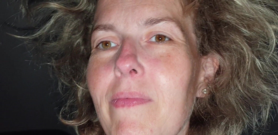 Realamateurs: चुंबन, रगड़ना और चुदाई, उसका चेहरा गर्म दिखता है