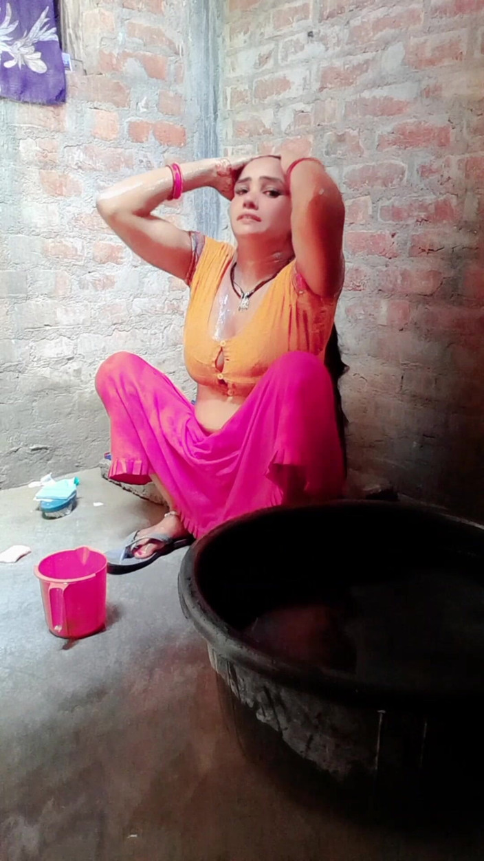 Renudbf: Tante seksi india lagi asik mandi bareng-bareng di kamar mandi!