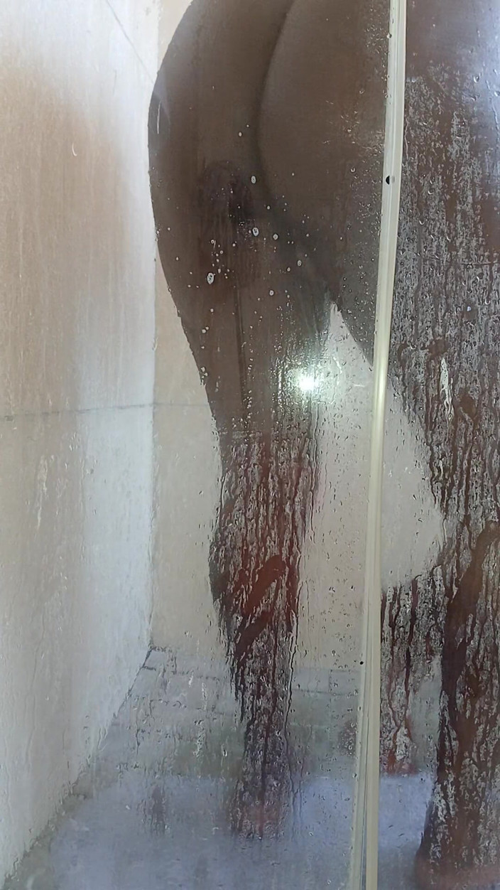 Freaky Leo: Time to Shower with My Toy