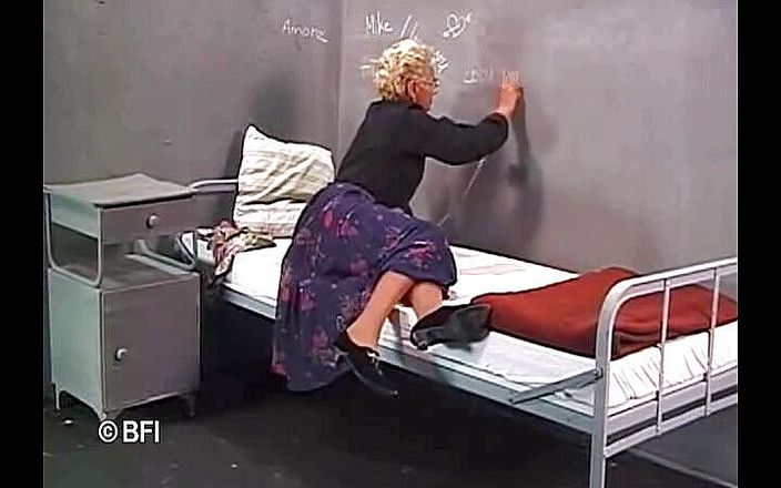 Mature Babes: 그녀의 보지를 따먹다