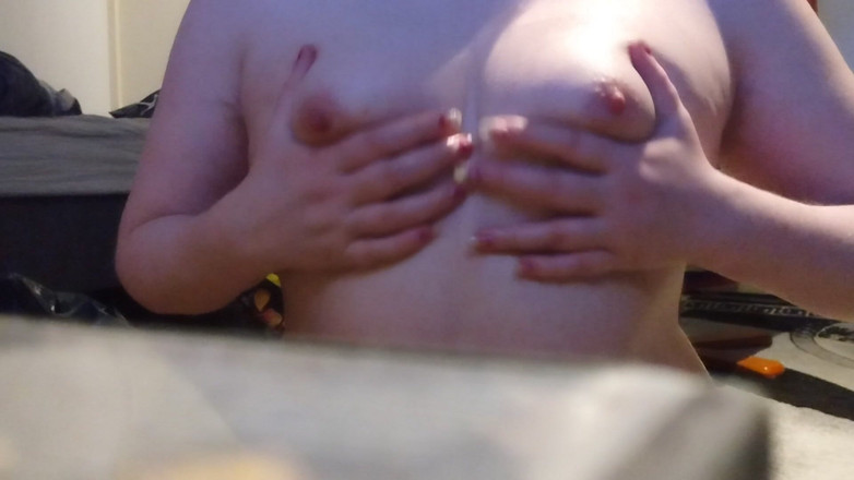 Bunnybeany: Bunnybeany brincando com seus peitões