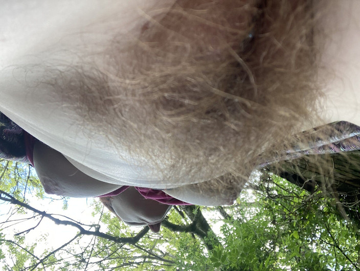 MistressWriggler: Pitter se plácám v lese Po nevinné hře mezi stromy...