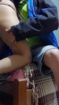 La mia ragazza mi intrufola nella sua stanza e scopiamo senza che nessuno se ne accorgesse