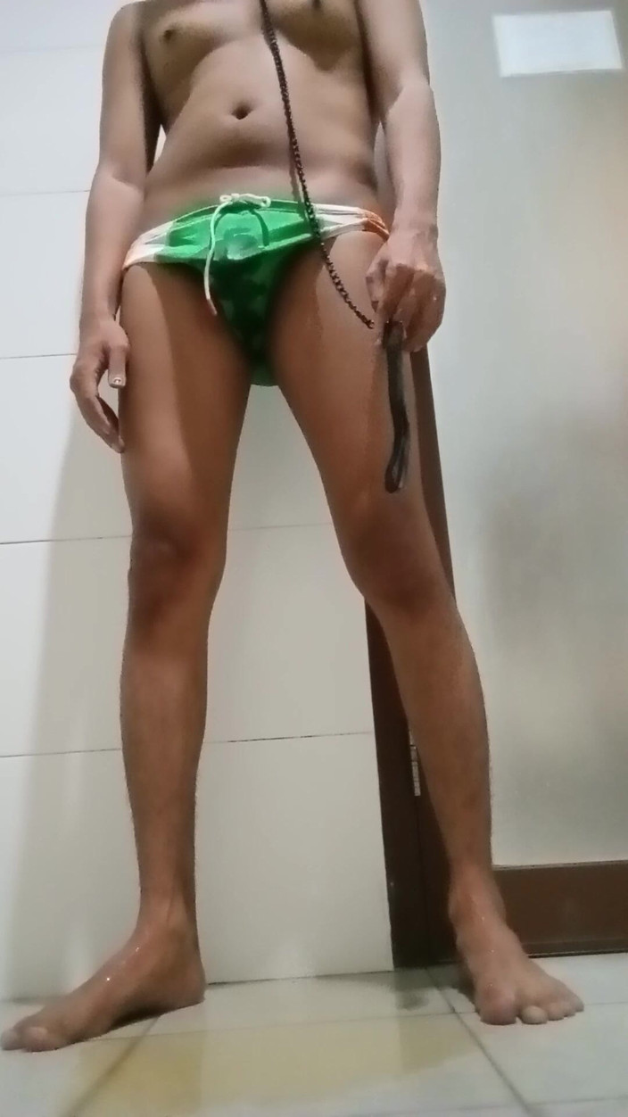 Steven slave: Kencing di lantai