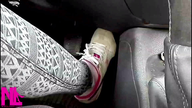 Nyllady: Pedal memompa dengan sepatu kenegaraan putih dan kaus kaki katun