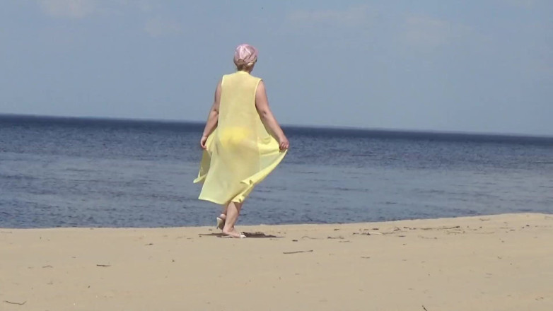 RedRoseRus: Juicy Woman Walking Naked on Beach
