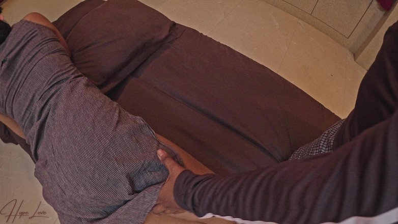 Hope Love: Piękna malezyjska milf uwodzi przyjaciela męża i uprawia z nim...