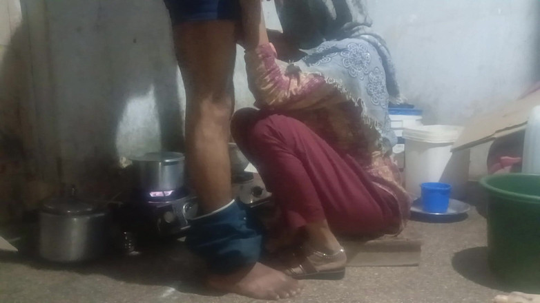 Bhabhi UP: 把它放在她嘴里,说:“放下。