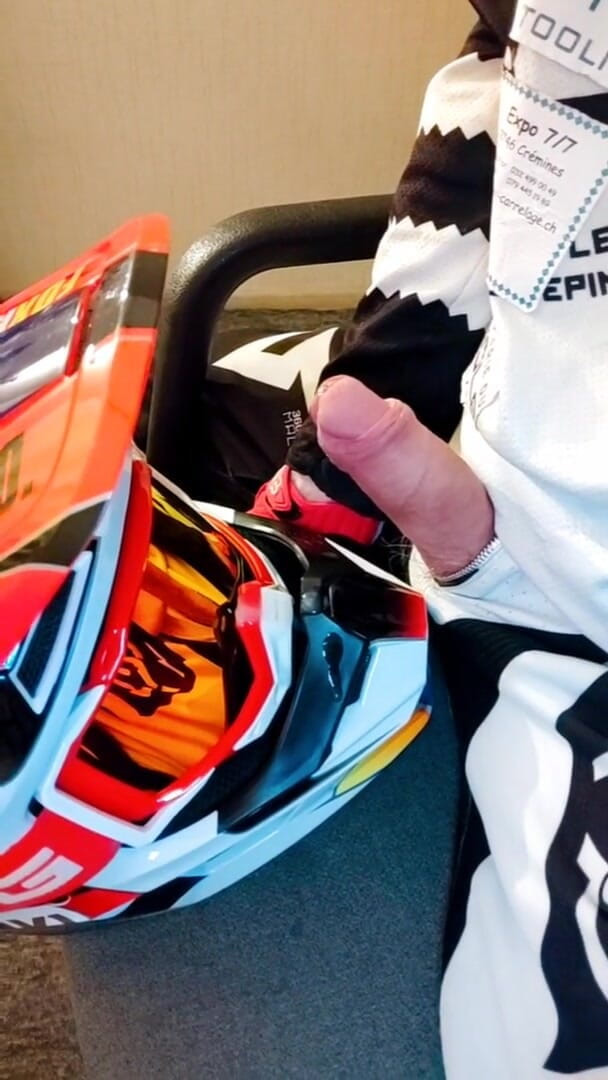 Sneakersmax98: Mx motoboy muncrat di helm mx