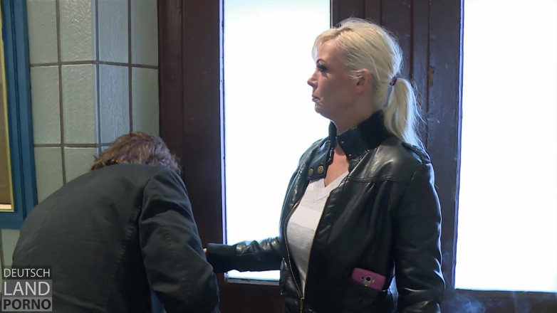 German Porn: Vivian Schmitt tillbringar tid med en kuk eftersom anslutningståget är försenat ...
