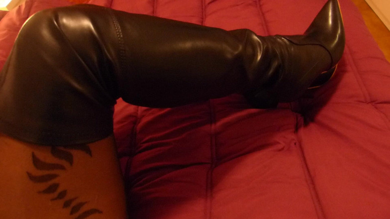 corynanylon: Pantyhose Boots