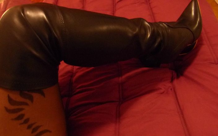 corynanylon: Pantyhose Boots