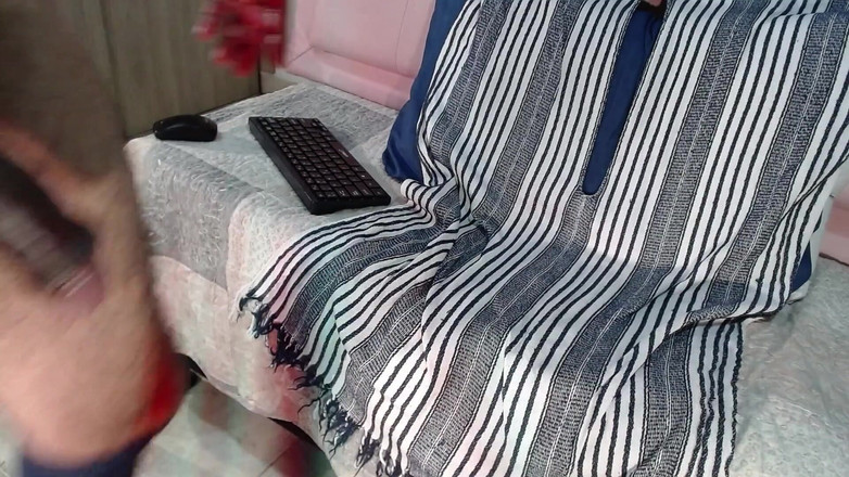 Tommhot: Мужчина с его очень жестким членом пытается помочиться