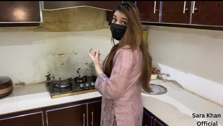 Sarakhan: Падчерка відмовляється трахати член мого зятя, тому я це роблю