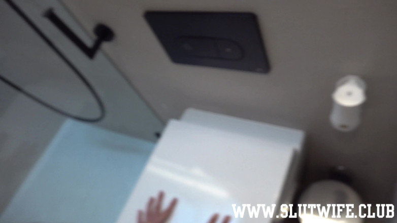 Slutwife Club: Fans Only - How not to jerk off on that ass?