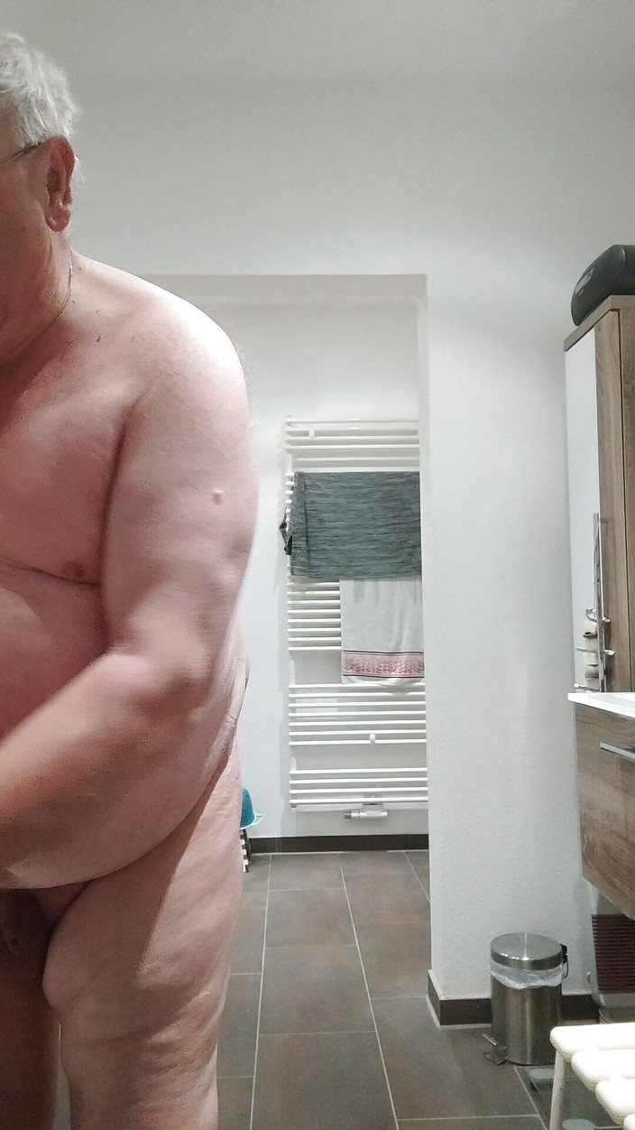 Karlchengeil: Préparez-vous à porter la culotte sale de ma femme toute la...