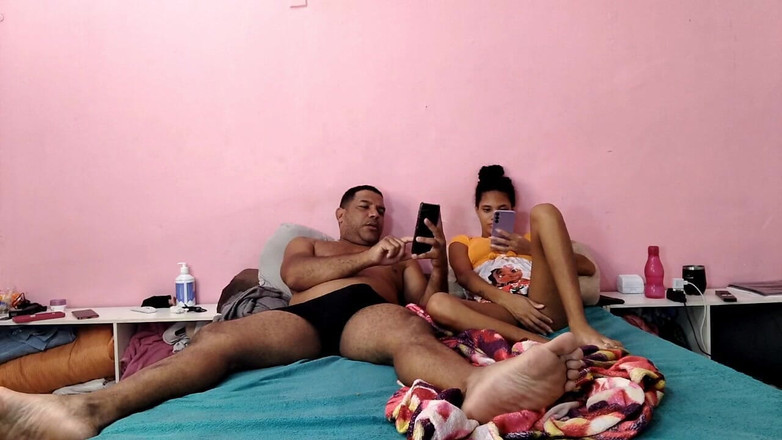 LeoOgro: 継父と一緒に楽しんでいました。彼はいつも私をイかせてくれます