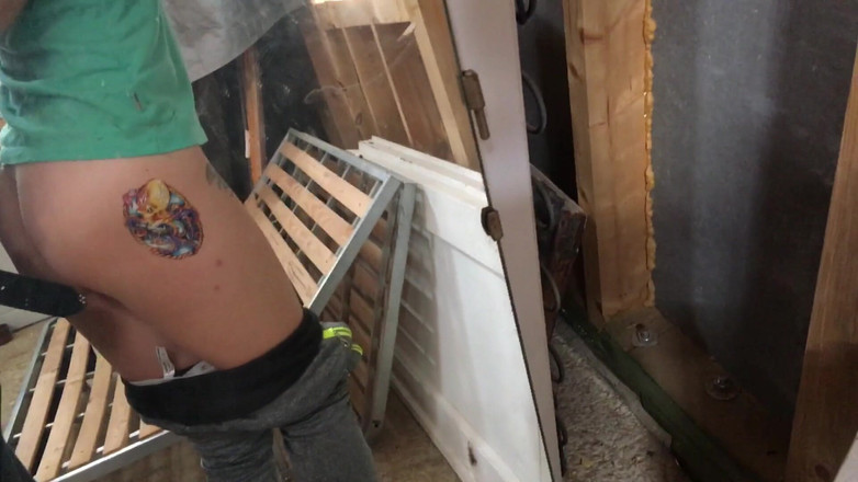 Risky Hairy Couple: 一名工人在建筑工地上做爱并在里面射精