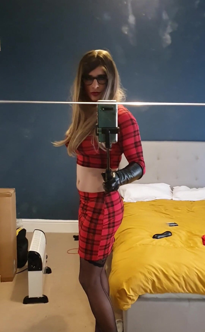 JessicaXD: Pamer rok tartan merah