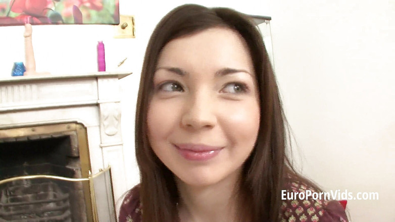 European fresh porn: Pěkně vypadající brunetka debutuje v pornu