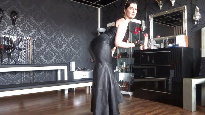 Lady Victoria Valente: तुम्हारी चमड़े की मालकिन से उत्तेजित लंड हिलाने वाली गाइड