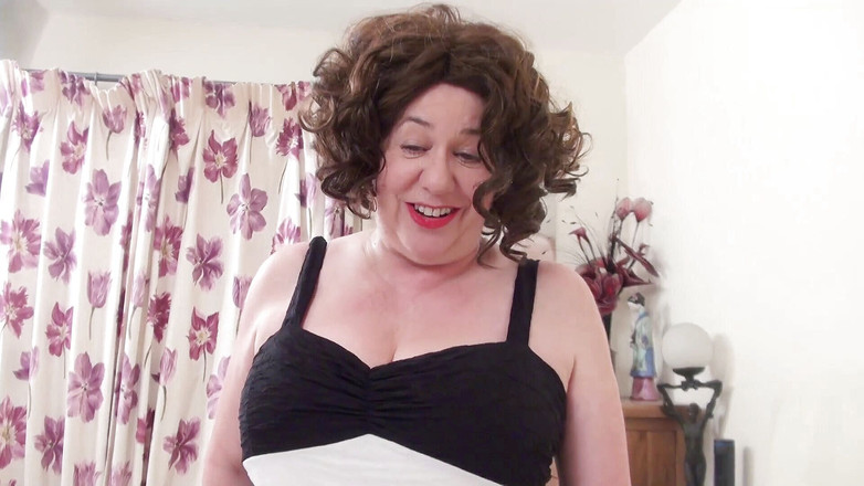 Dirty Doctors Clips - Solo Mature Playtime: 黒と白のドレス