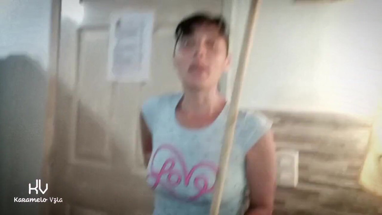 KarameloVzla: สาวทำความสะอาดจับผู้เช่าจับควยตัวเอง แล้วเธอเสนอช่วยจัดการให้