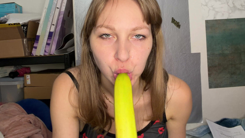 SandraSugar: Banana Blowjob Pleasing the Banana