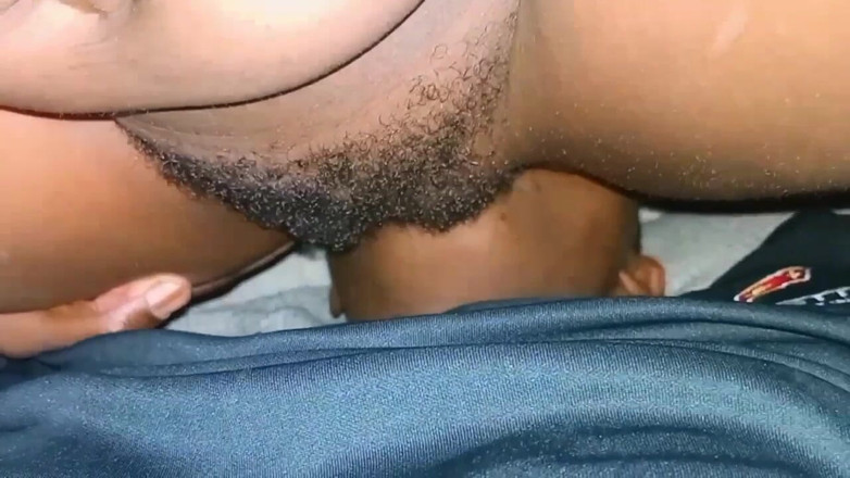 Sexe in real life: Das unartige Mädchen vögelt den großen Boss.