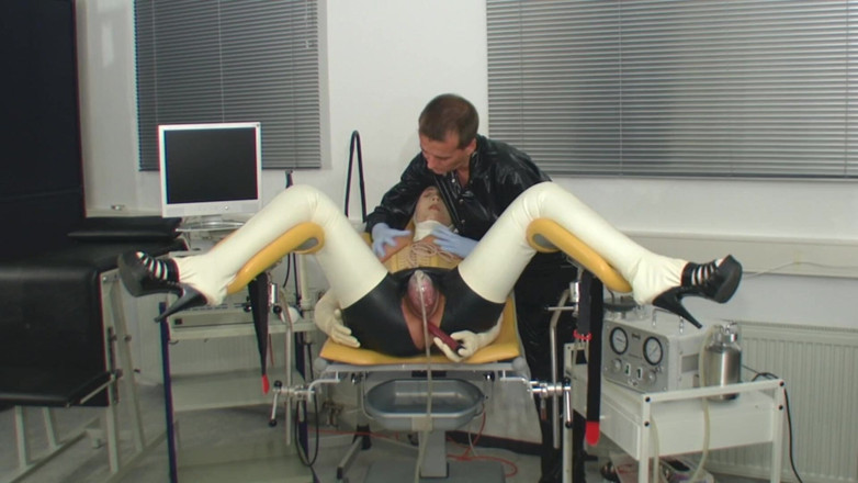 Rubber & Clinic Studio - 1ATOYS: Vacuum pumping in rubber