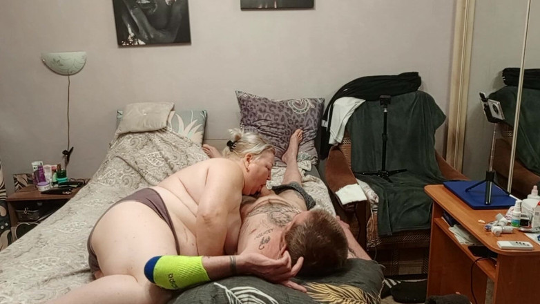 Zona901: 継母が精液を飲み込みながらマッサージとフェラチオをした