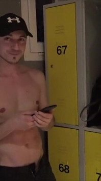 James zerżnięty na surowo w saunie przez prostego chłopca ciekawskiego