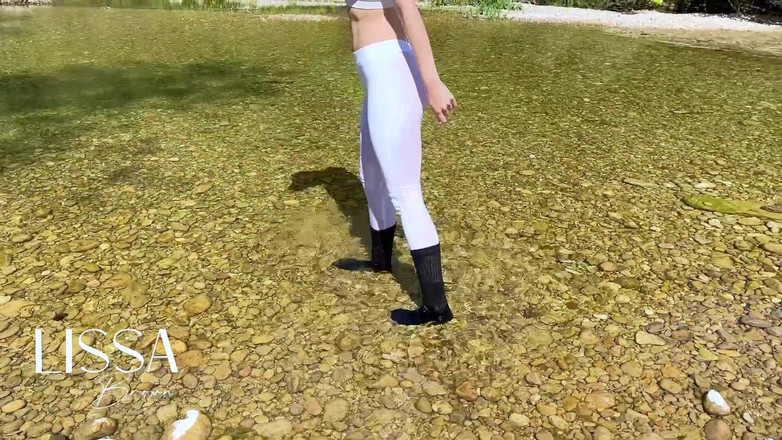 Lissa Brown: Plimbare în șosete umede + Pișat dublu