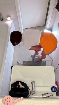Tiada coli tanpa seluar dalam awek kolej sebenar yang comel yang menakjubkan cantik bermain dengan krim di bilik air dalam skirt mini pendek