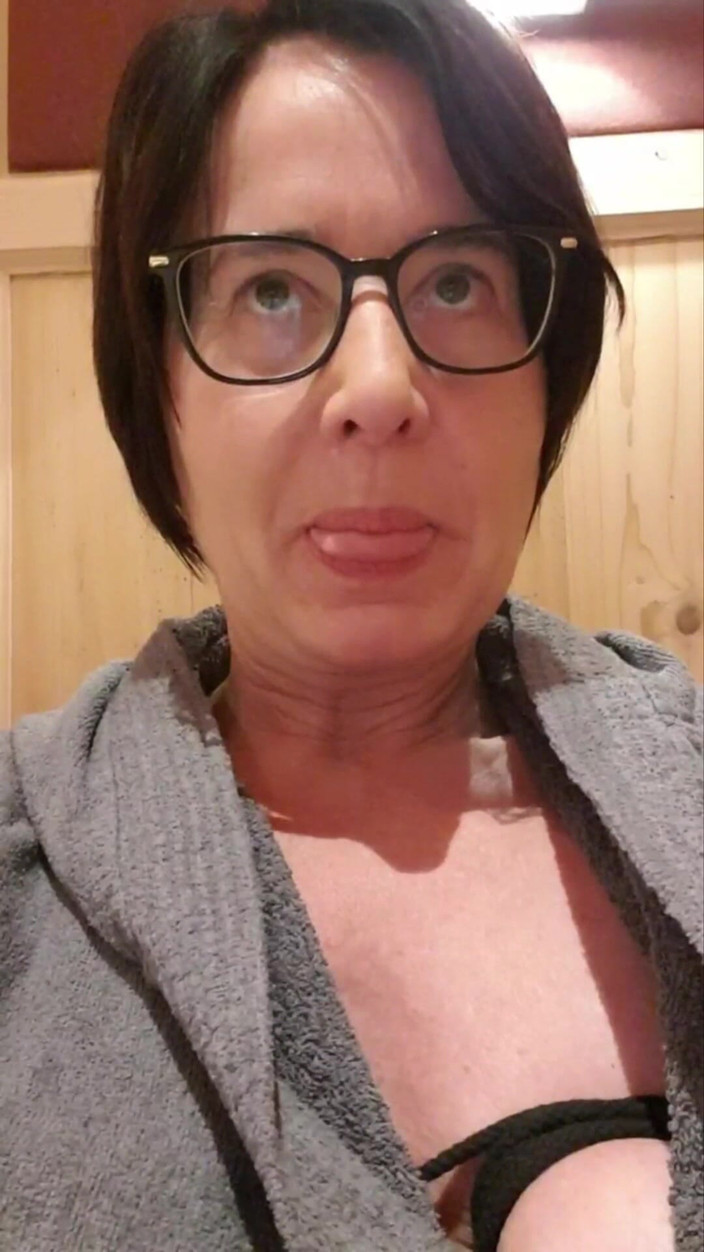 JulieEroticDress: Orgasmo en sauna pública