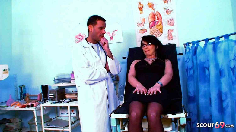 Full porn collection: Худенькая зрелая нимфоманка соблазняет своего гинеколога заняться сексом с оргазмом