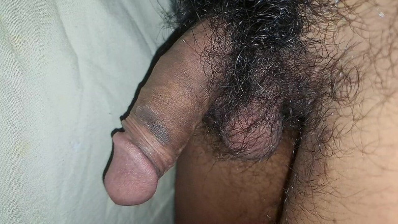 Desi_Porn_India: Il giovane ragazzo indiano sta mostrando il suo grosso cazzo...