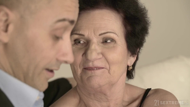 21 Sextreme: 21 Sextreme - Hot Granny Is Giving This Cock a Good...