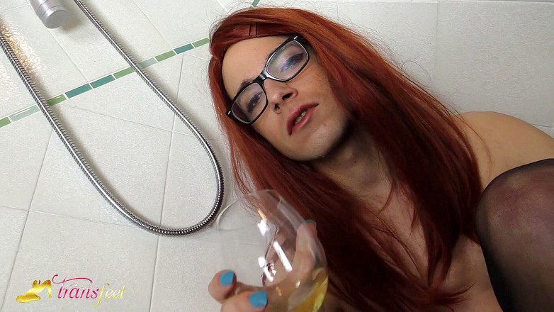 Trans and Cross-Dressers Feet: Tranny rambut berwarna merah kencing dalam kaca