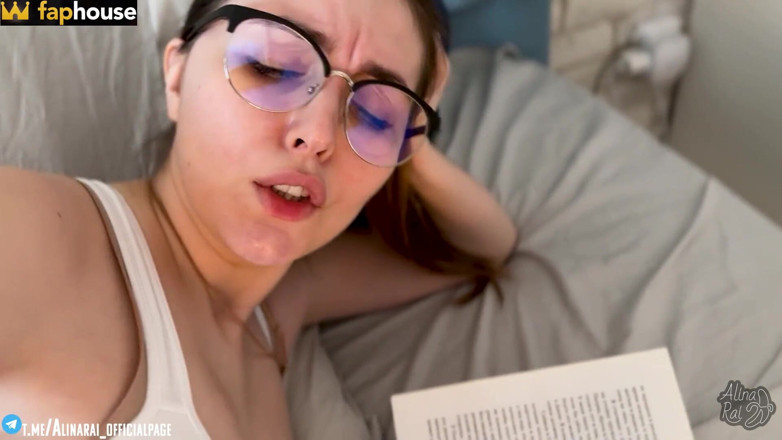 Alina Rai: Styvsonen knullar sin styvmor på egen begäran. Styvmor:-Jag ska läsa...