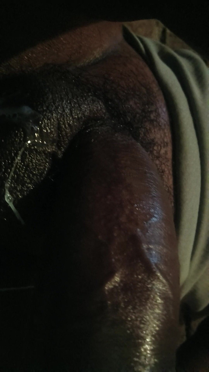 Needajob: 誰もいない時の座る手コキ。インドの少年が巨大なチンコで遊ぶ