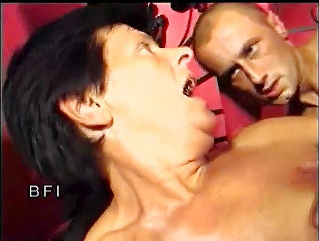 Nasty matures and dirty grannies club: Stará dámská mrdková párty - 2 scény v 1