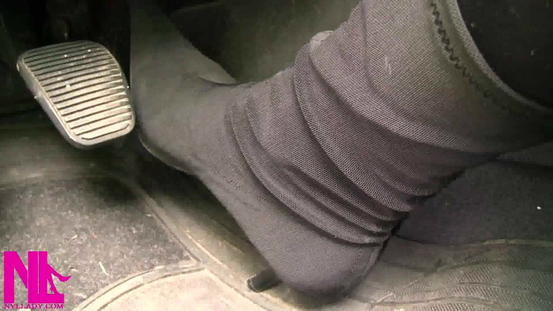 Nyllady: Revving en botas negras de tela