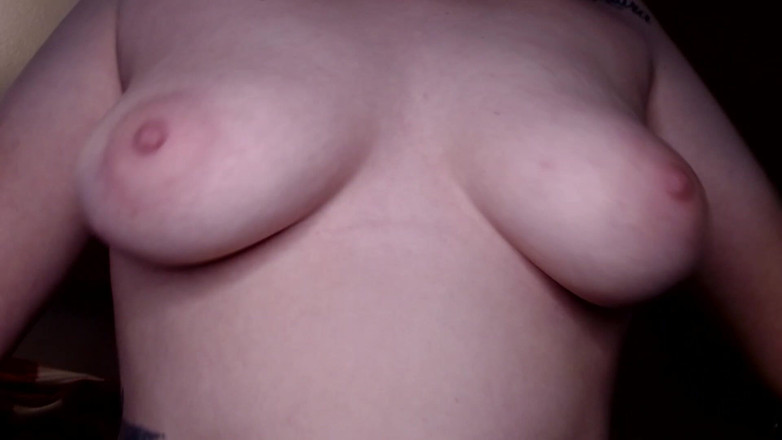 Abby Anna: Naturliga bröst jiggling studsande droppar närbild bröstvårtor