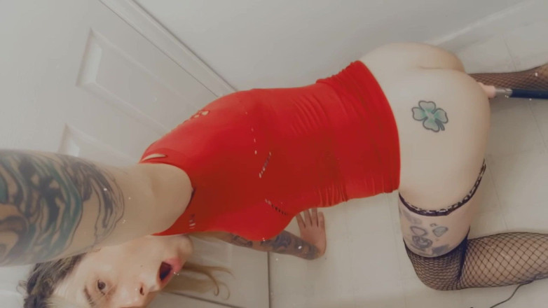 CarmenMelatonin: Mini elbiseli sürtük sikilmeyi seviyor